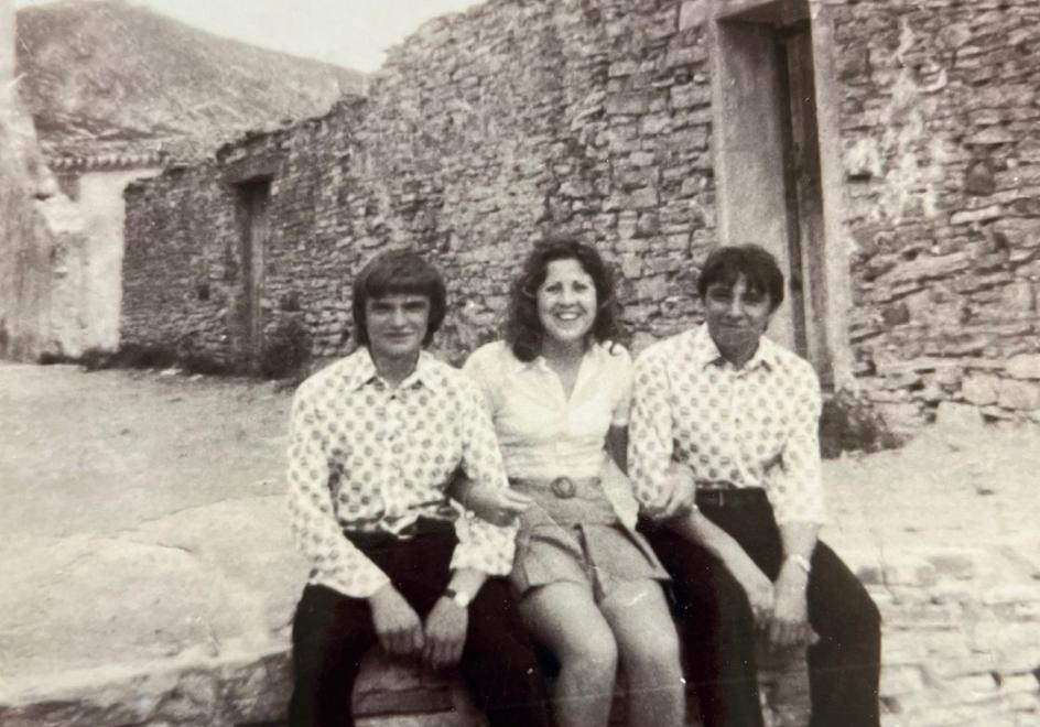 Los hermanos José Ángel (i) y Abel (d), junto a una amiga, posan en Valdeprado durante su juventud.