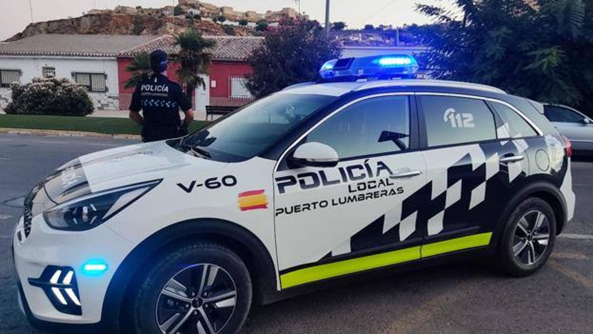 Arrestado un conductor en busca y captura tras chocar con la marquesina de una panadería en Puerto Lumbreras