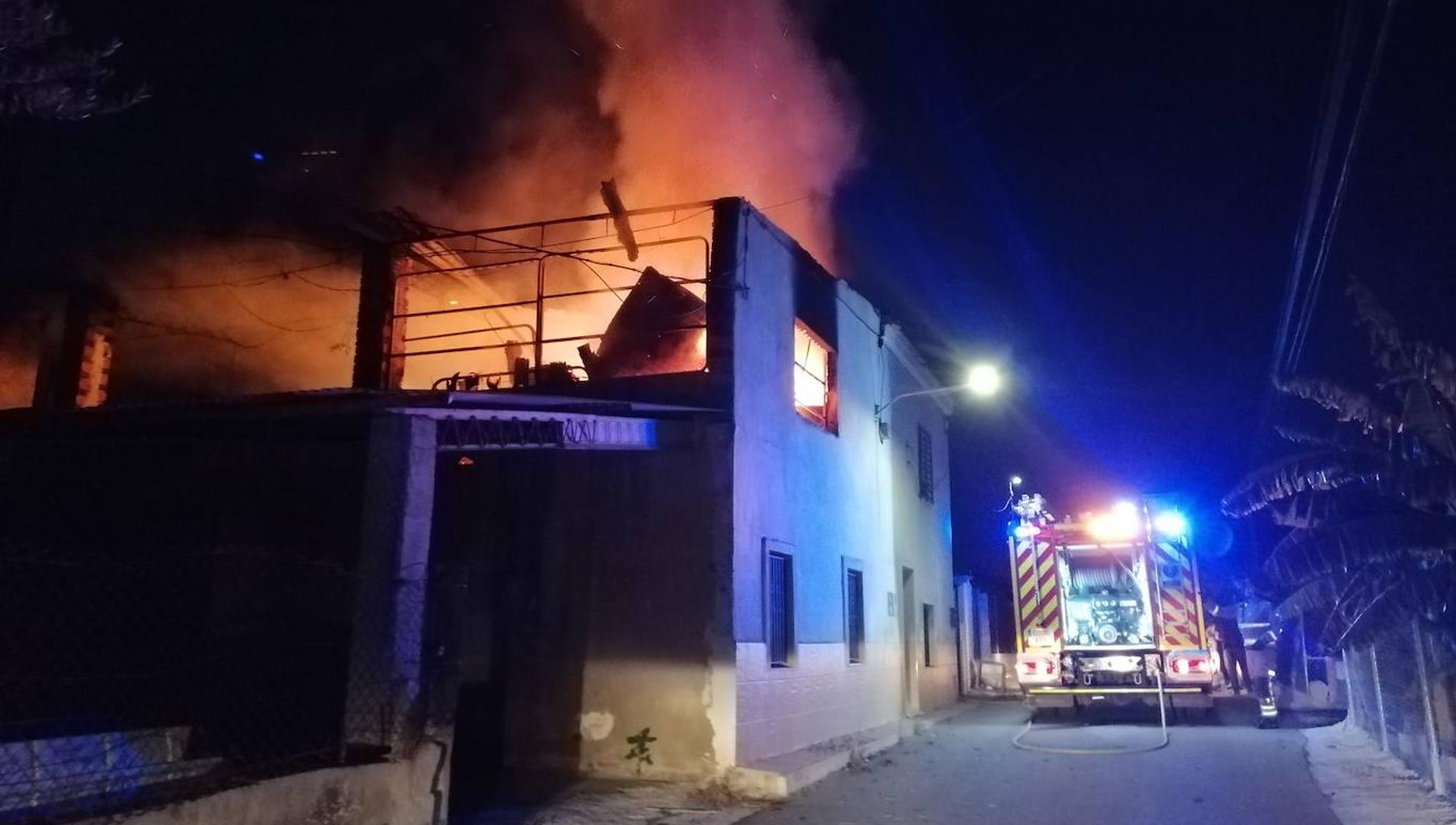 Atienden a una anciana tras incendiarse una vivienda en Las Torres de Cotillas