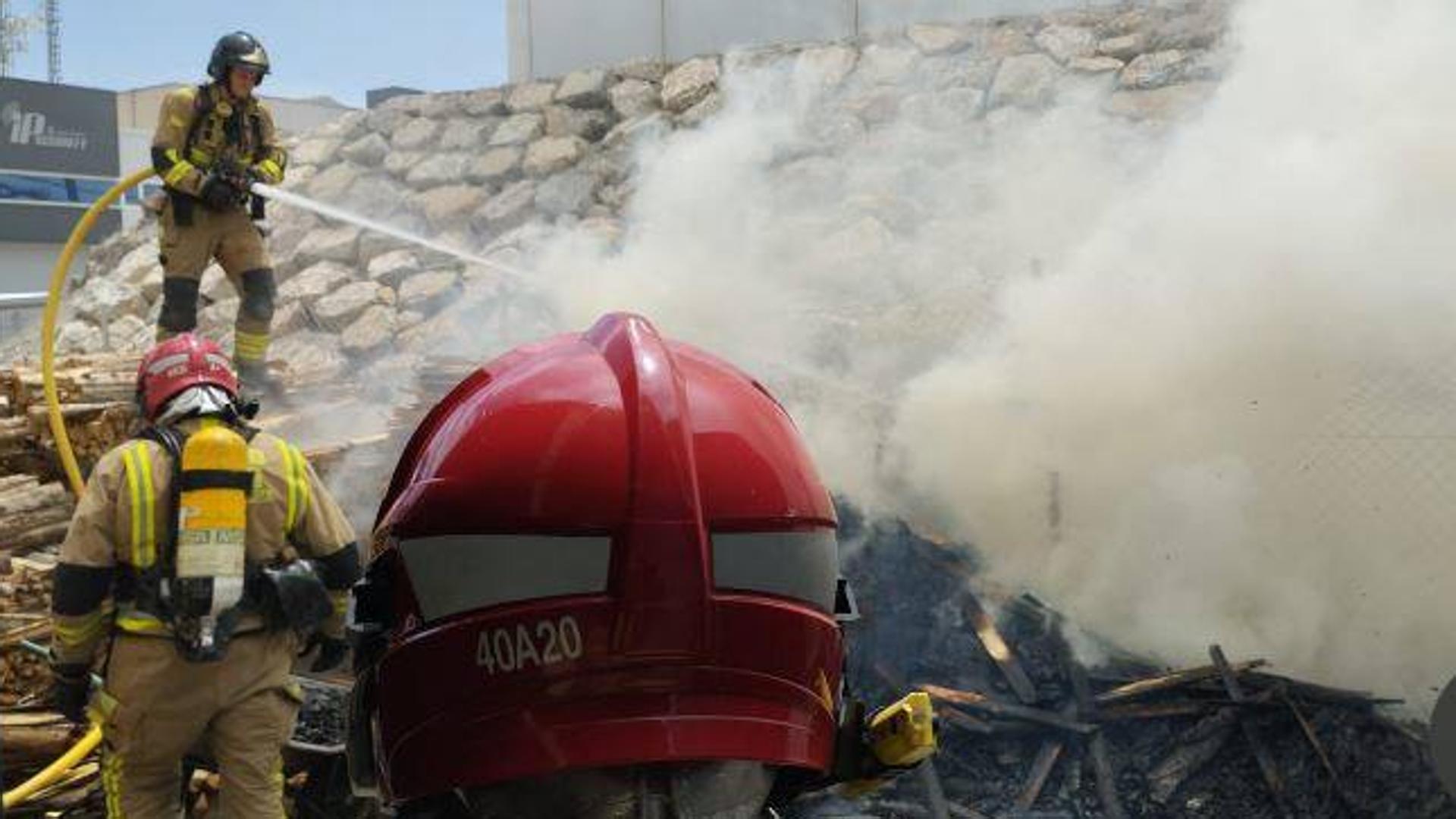 Un incendio en una panadería artesanal moviliza a los bomberos en Lorca