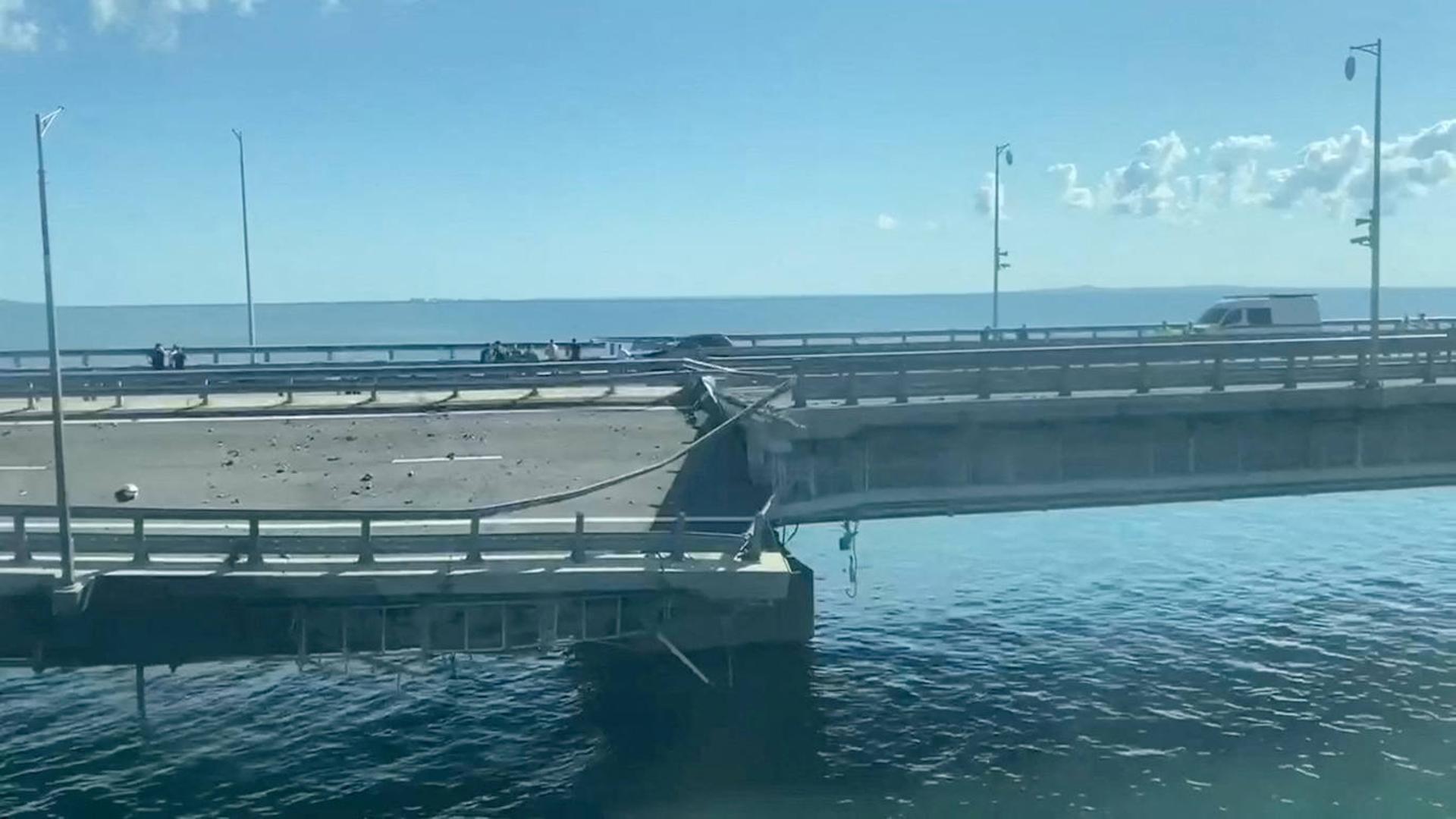 Mueren dos personas en un ataque con drones acuáticos contra el puente de Crimea