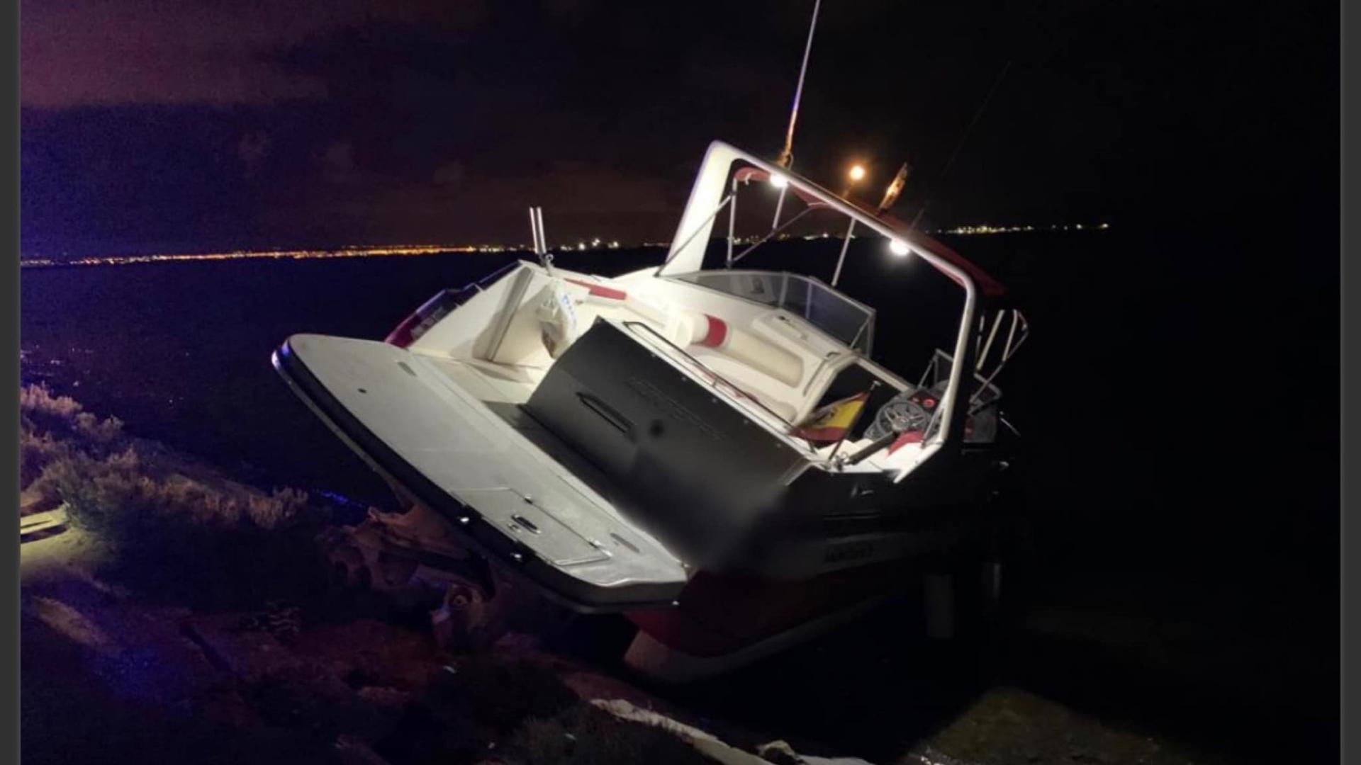 Dos heridos tras chocar con su embarcación contra el paseo de Villananitos en el Mar Menor