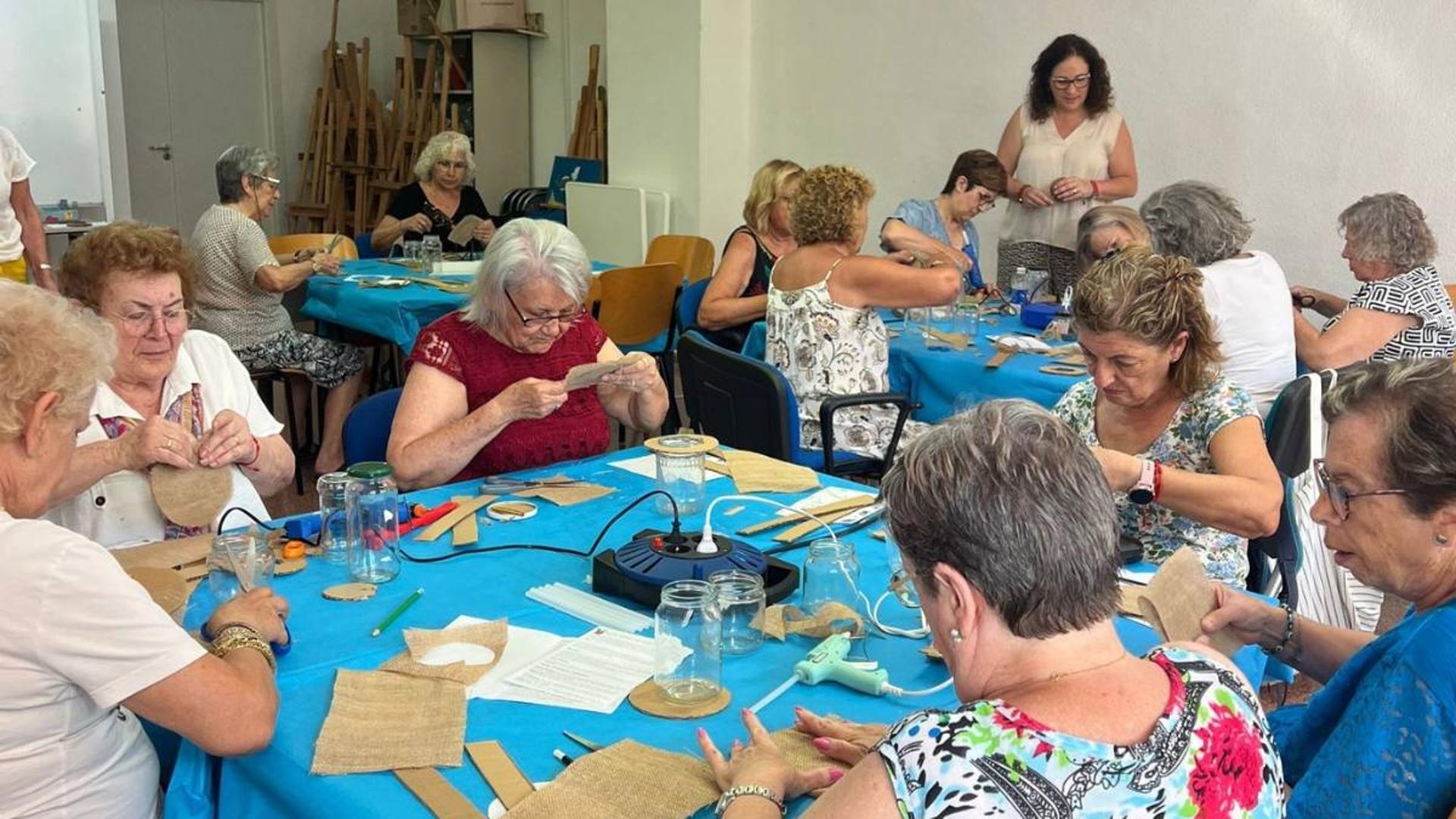 Treinta personas mayores disfrutan en Cartagena de talleres creativos y emocionales para estar activos