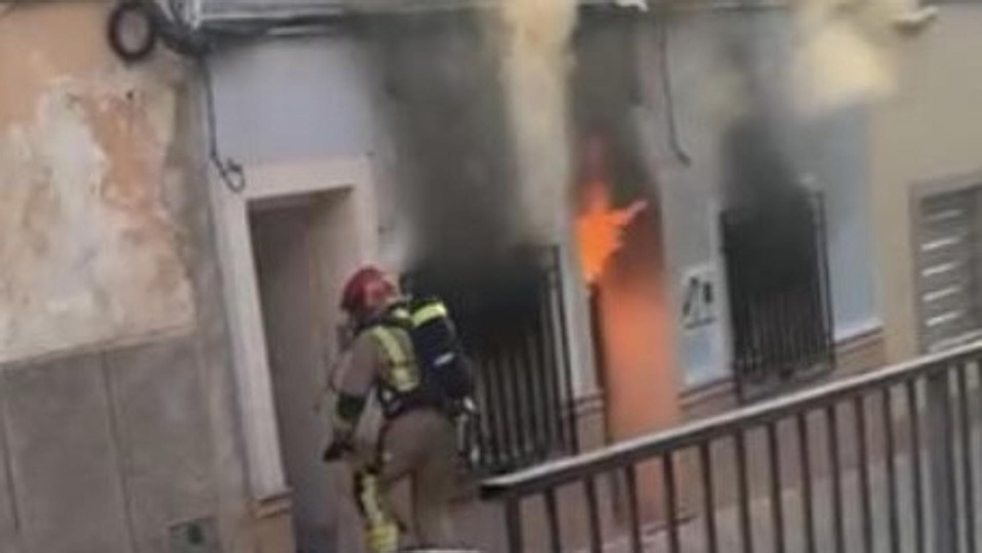 Extinguen un incendio en una vivienda de Alhama