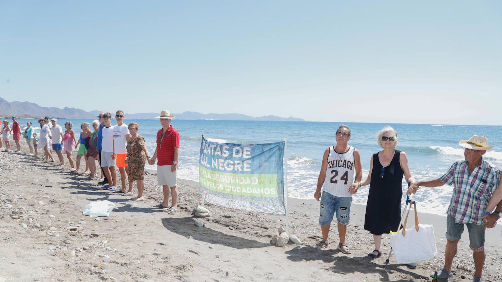 Una cadena humana exige en Calnegre una Ley de Costas que proteja a las personas y al medio ambiente