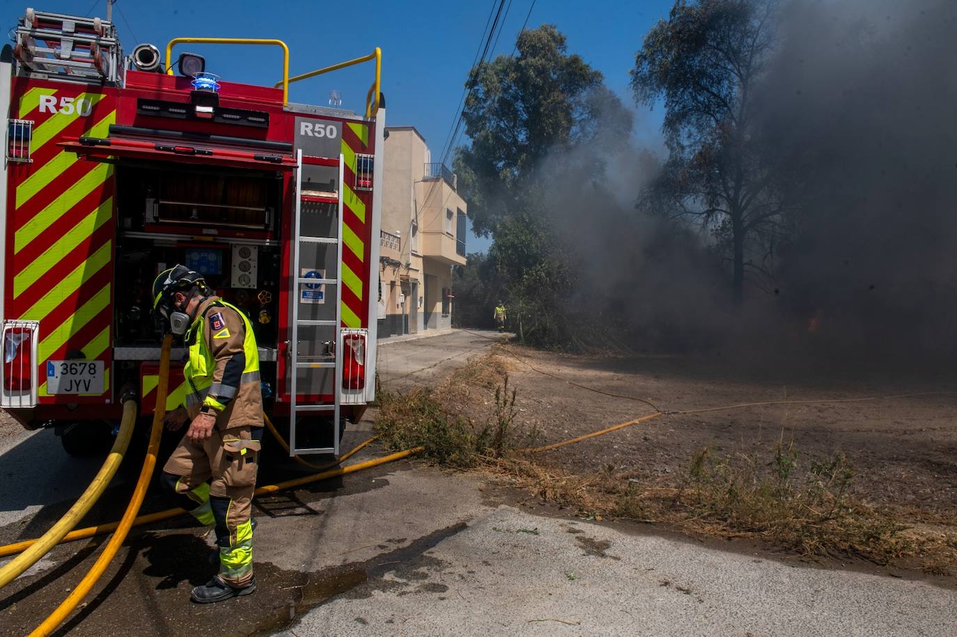 Una enorme columna de humo en Murcia pone en alerta a una veintena de bomberos