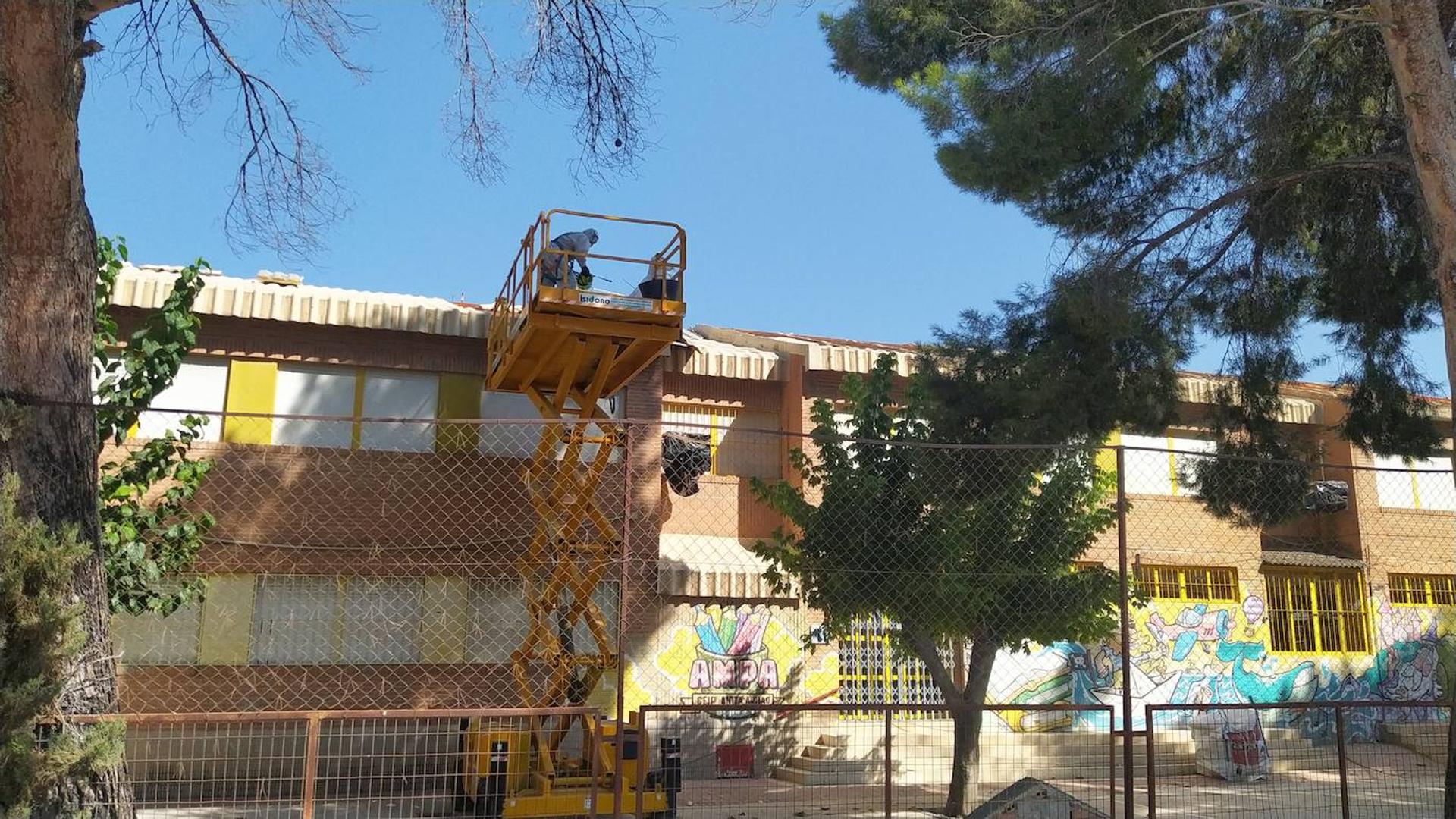 Educación inicia la retirada del fibrocemento de la cubierta del colegio Anita Arnao de Mula