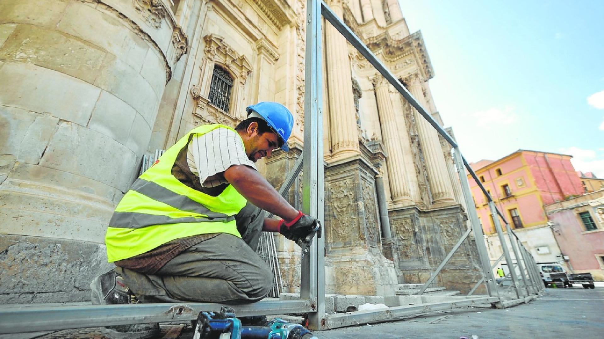 Arrancan en la Catedral de Murcia las obras con la instalación del andamio