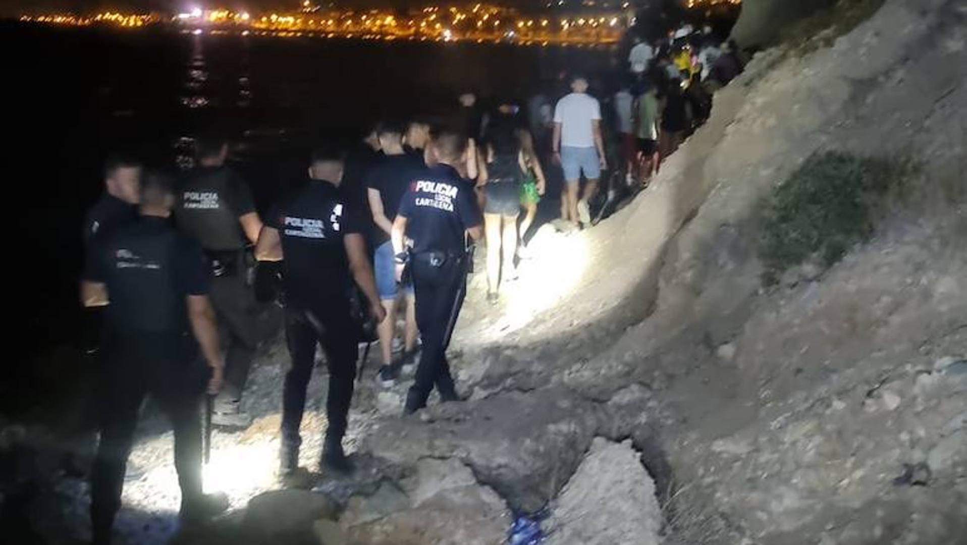 Un operativo impide celebrar botellones en Isla Plana y La Azohía