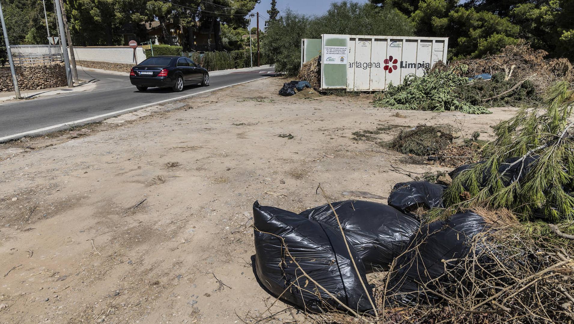 La proliferación de escombreras ilegales desata las quejas vecinales en media docena de barrios de Cartagena