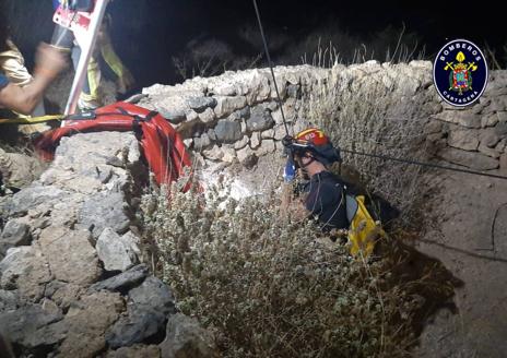 Rescatan a un perro que había caído a un pozo de 15 metros en Cartagena