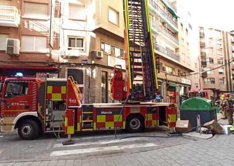 El fuego devora una vivienda en un sexto piso junto al Teatro Circo de Murcia