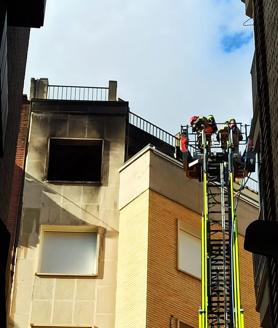 Imagen secundaria 2 - Bomberos en el lugar del suceso.