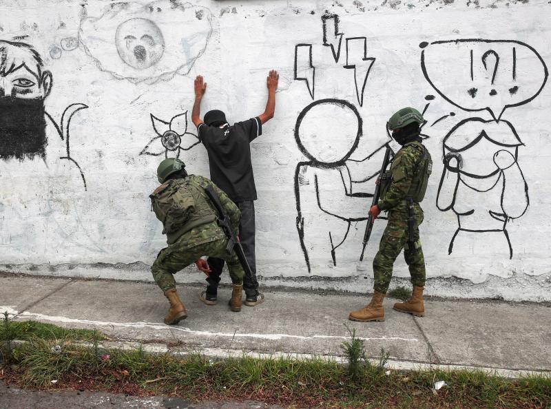 Control preventivo en las calles de Quito, donde militares y policías han montado un potente dispositivo de seguridad ante la inminencia de las elecciones.