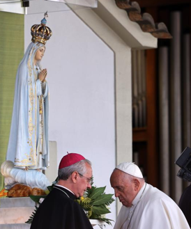 Imagen secundaria 2 - Varios momentos de la visita del Papa al Santuario de Fátima.