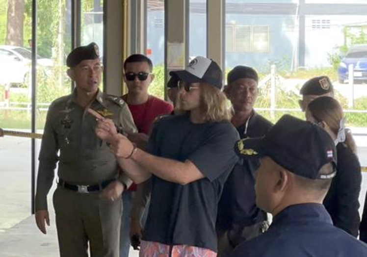 Imagen principal - El español durante la reconstrucción de los hechos, en la habitación de su hotel escoltado por la Policía; Operarios buscando los restos de cuerpo en un vertedero. 