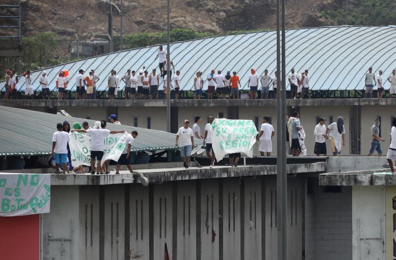 Protesta de los presos de la cárcel de Guayaquil este lunes tras el traslado a otra prisión del jefe mafioso 'Fito', que amenazó a Villavicencio por sus investigaciones.