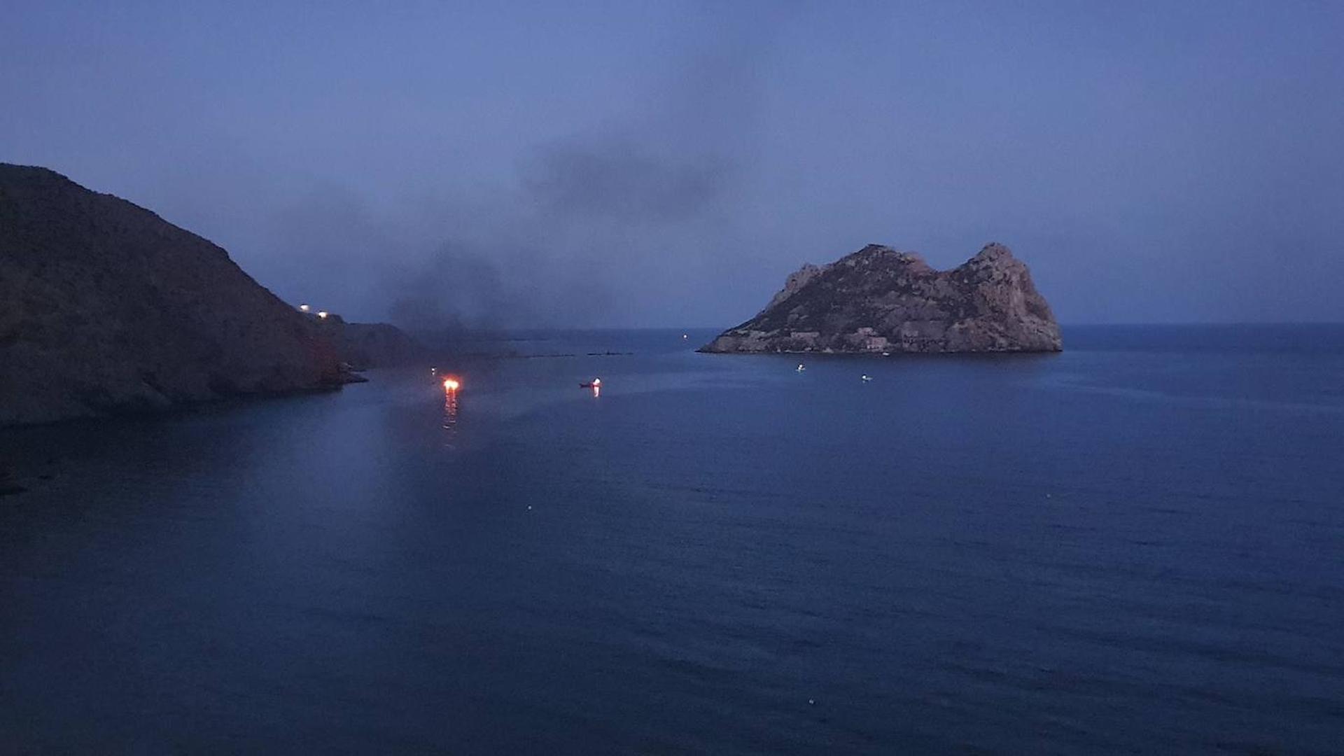 El incendio de un velero en Águilas deja cuatro heridos