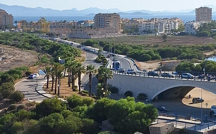 Imagen - Colas de vehículos junto al puente del Estacio.