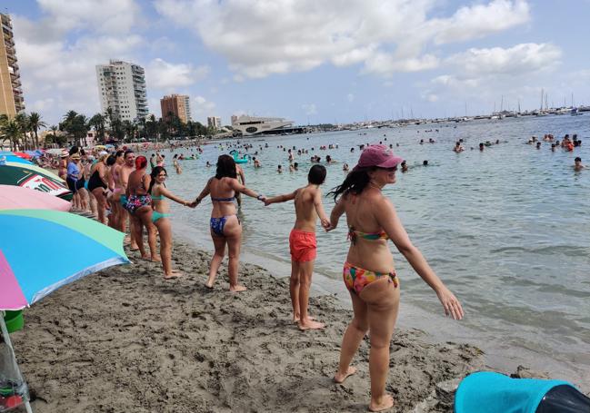 El abrazo al Mar Menor se consolida como acto reivindicativo para reclamar su recuperación