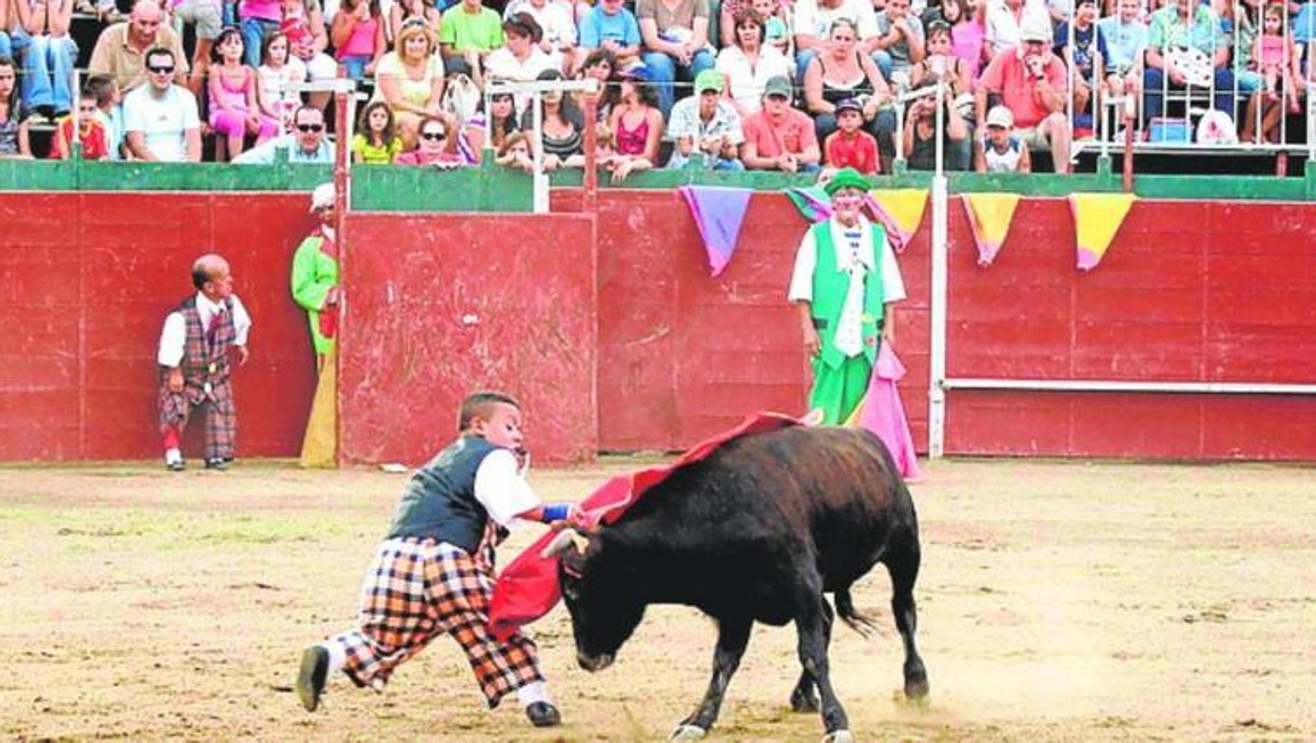 Piden a López Miras que paralice un ‘show’ taurino de personas con acondroplasia en la plaza de toros de Murcia