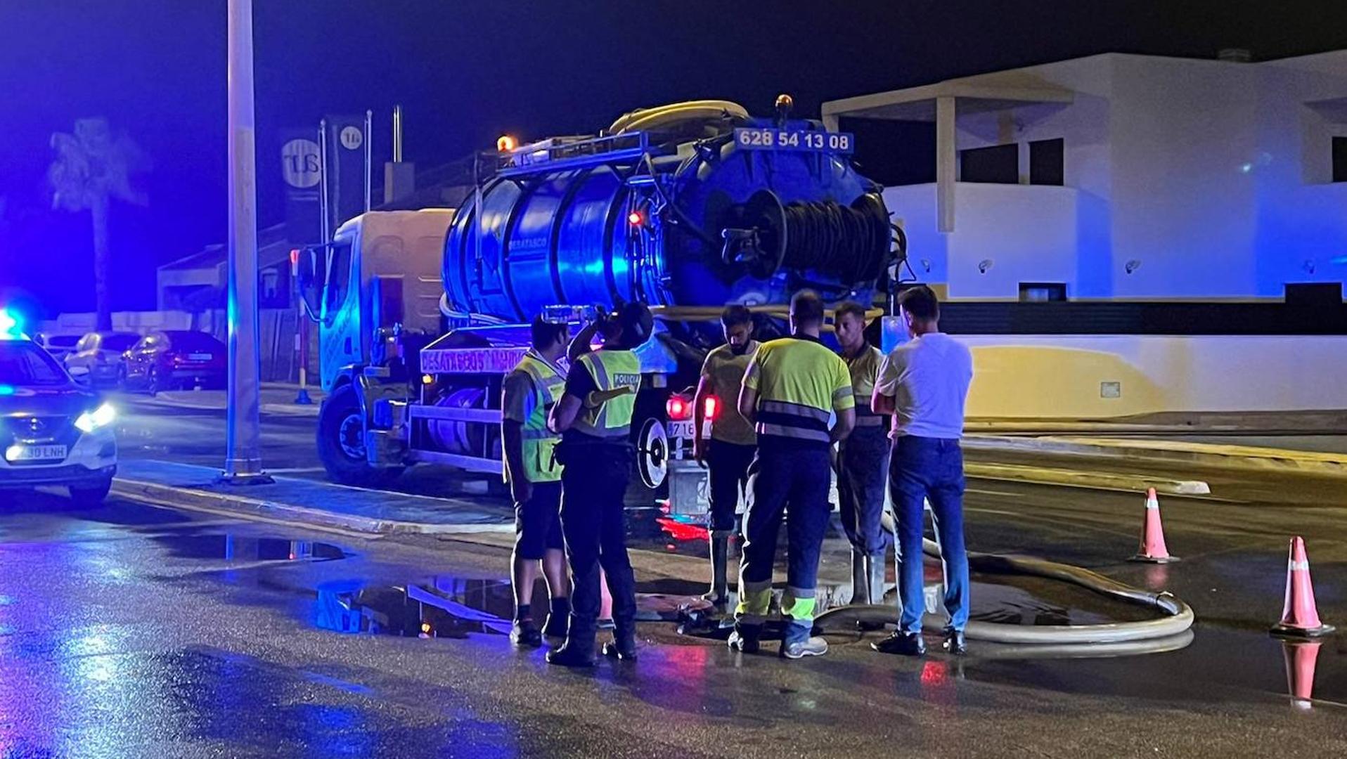 Una fuga de aguas fecales en La Manga obliga a cerrar al baño la playa de Calnegre