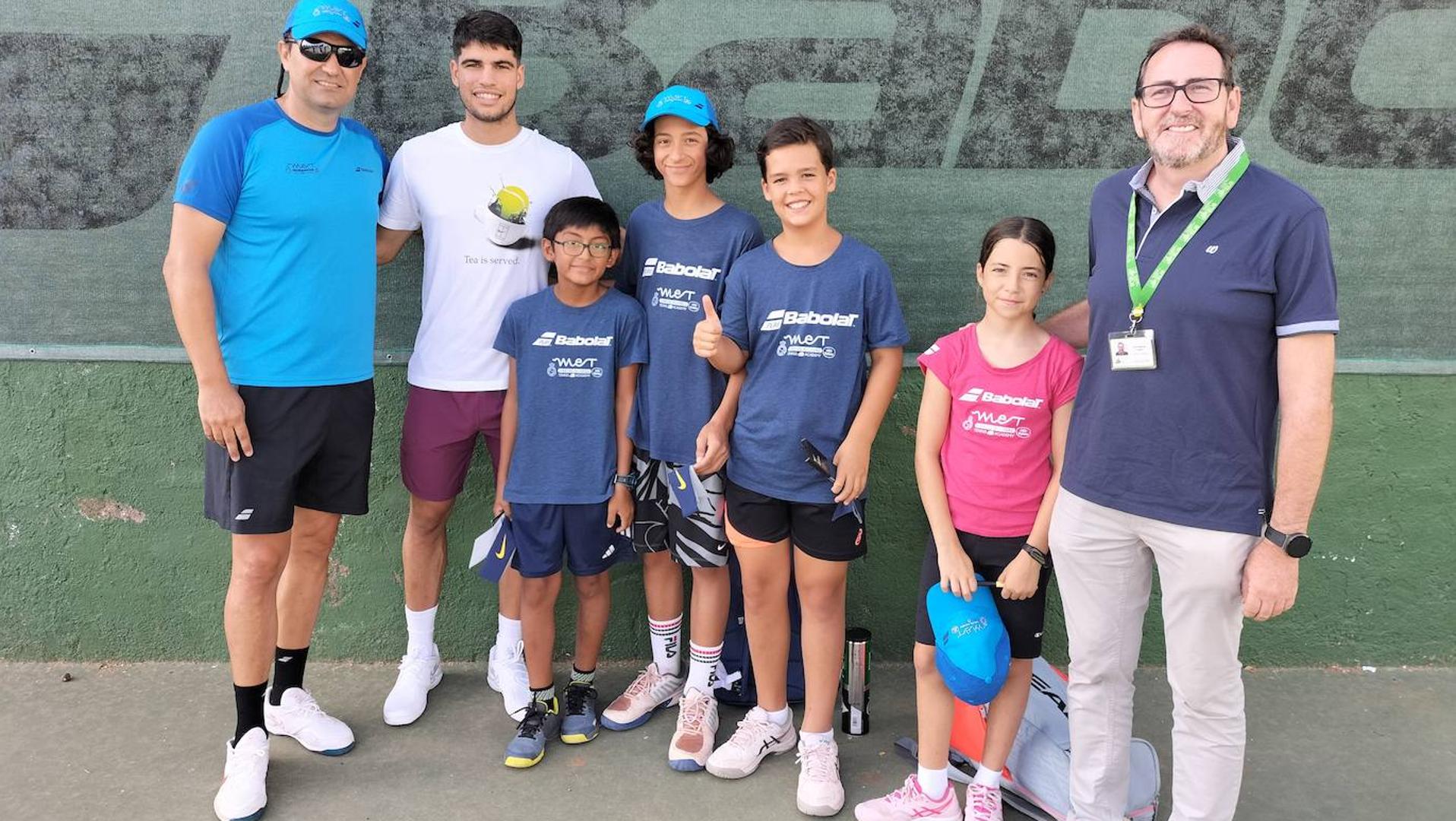 Alcaraz regresa a los entrenamientos y reparte sonrisas en El Palmar