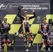 Aleix Espargaró bate al campeón Bagnaia en la última vuelta