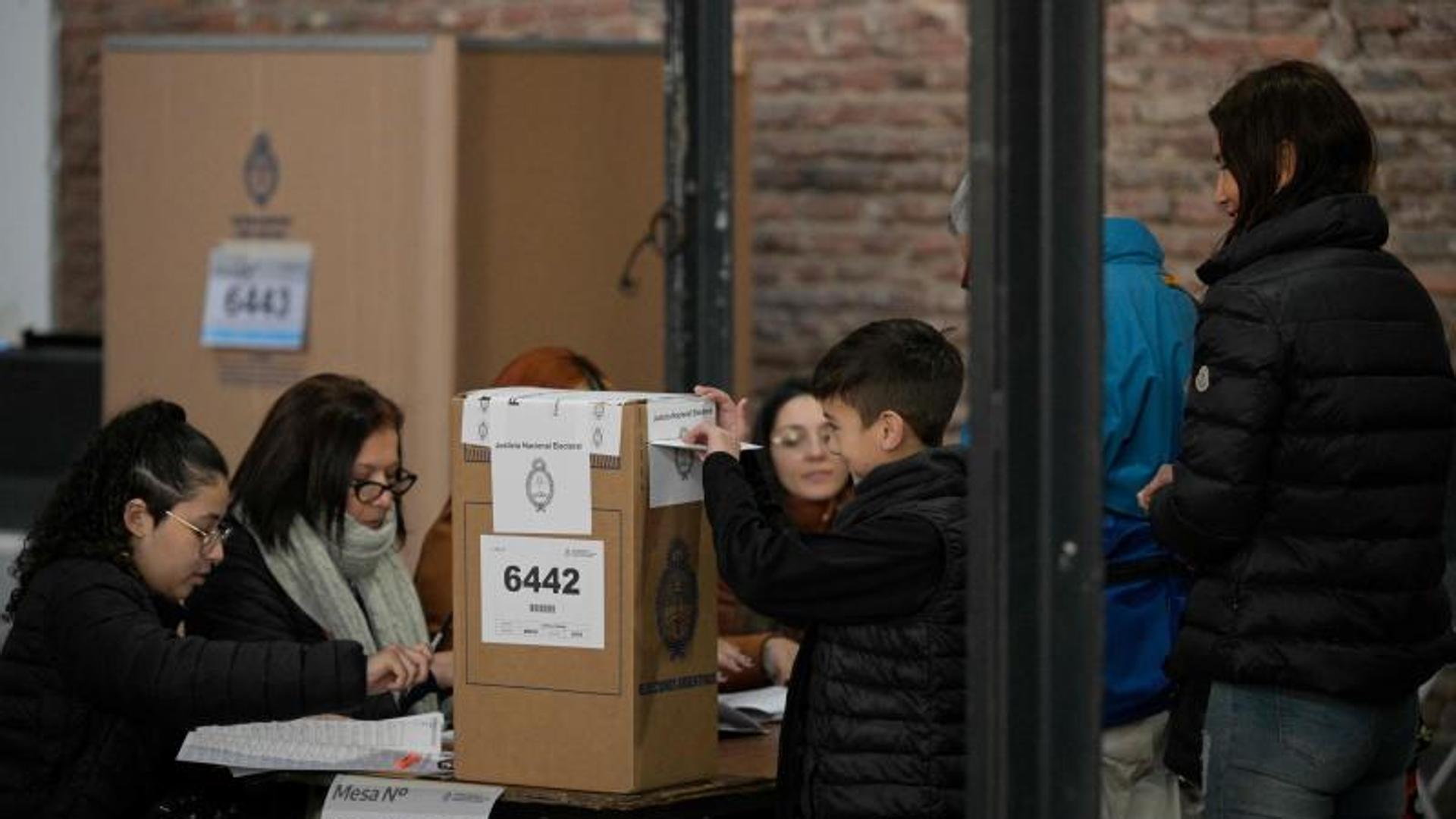 Fallos técnicos con el voto electrónico enturbian las primarias argentinas