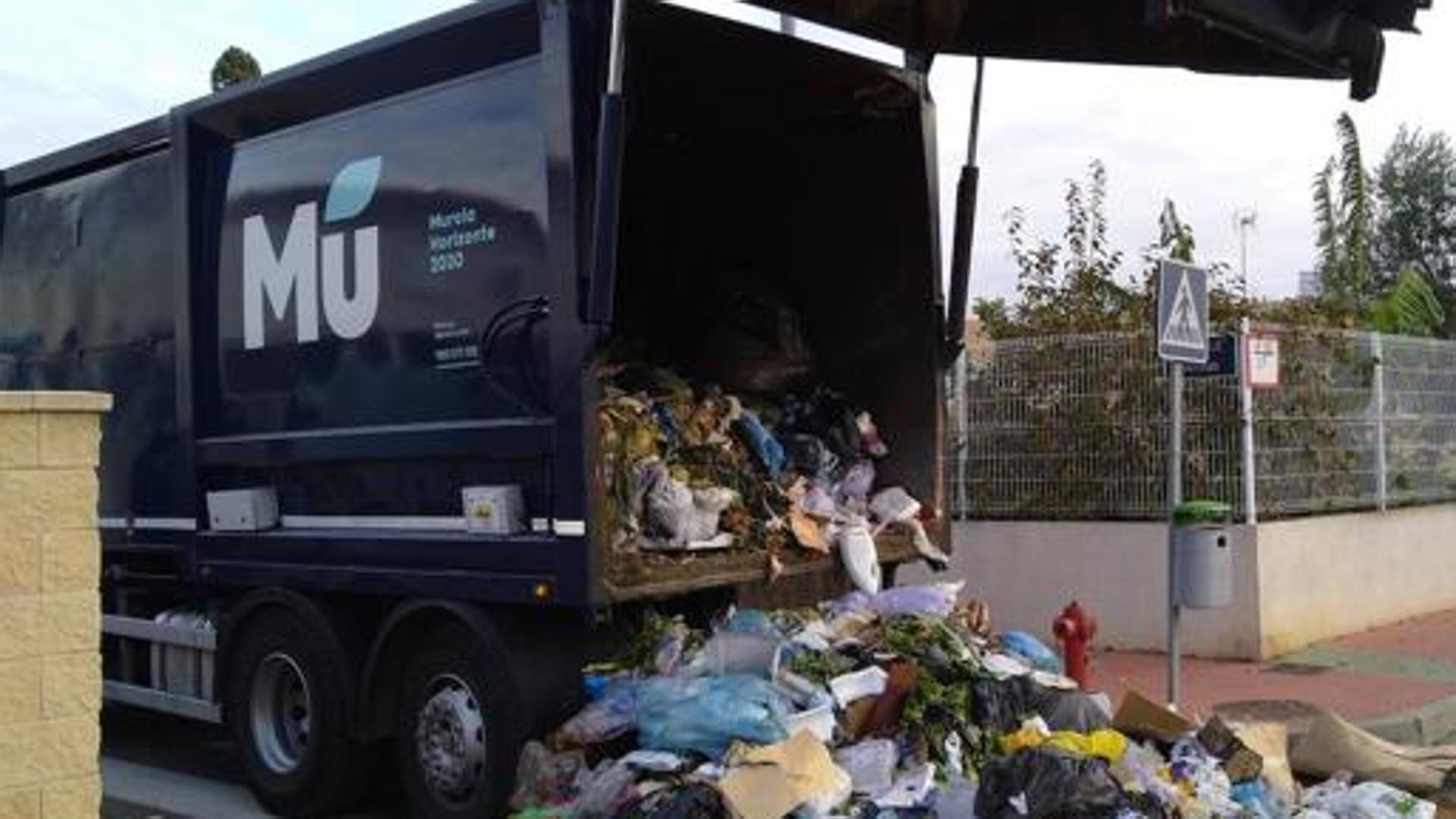 Un hombre que estaba en un contenedor de basura resulta herido al volcar su contenido en un camión en Murcia