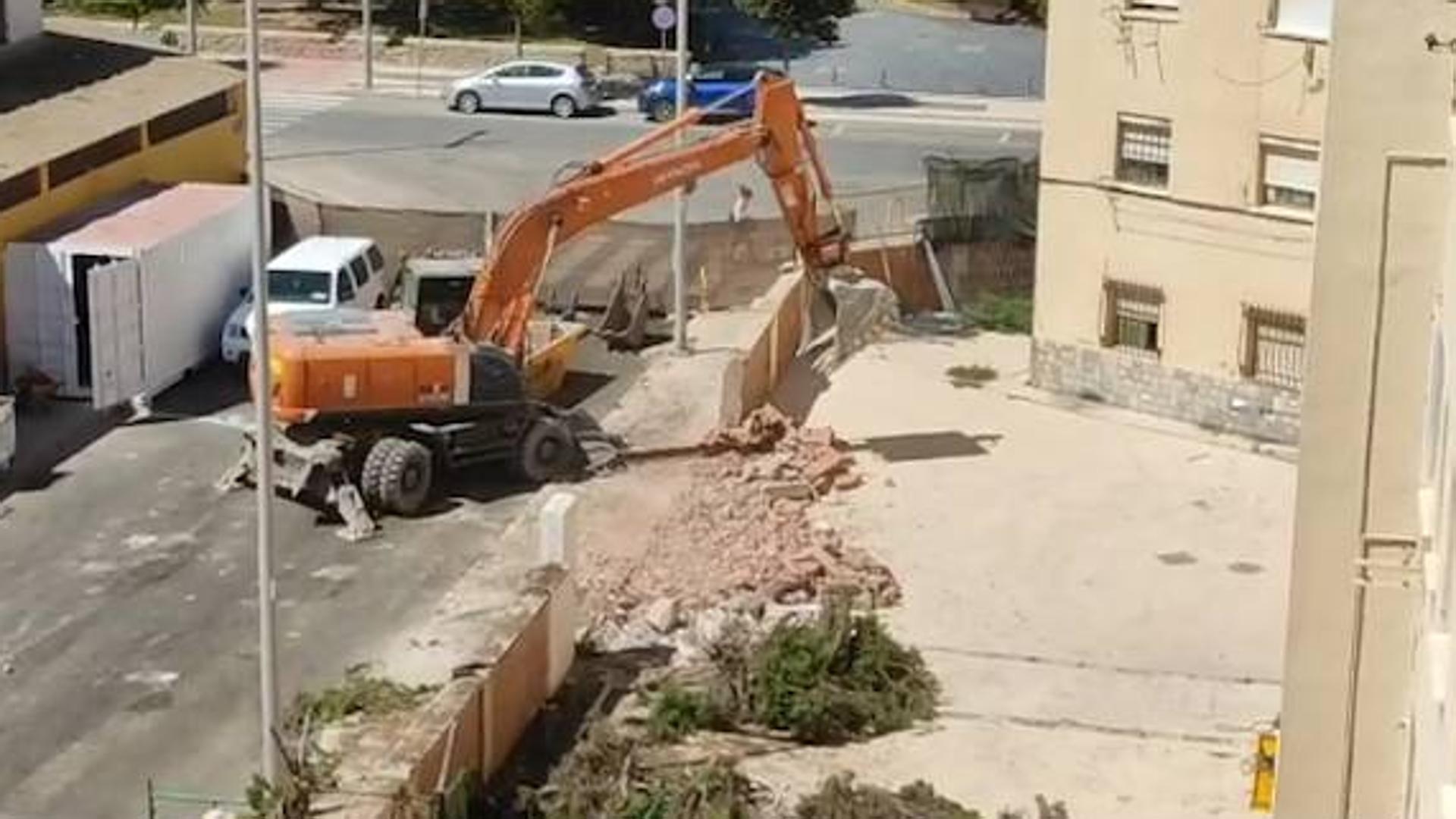 Comienza el derribo del vallado del cuartel de la Guardia Civil de Cartagena