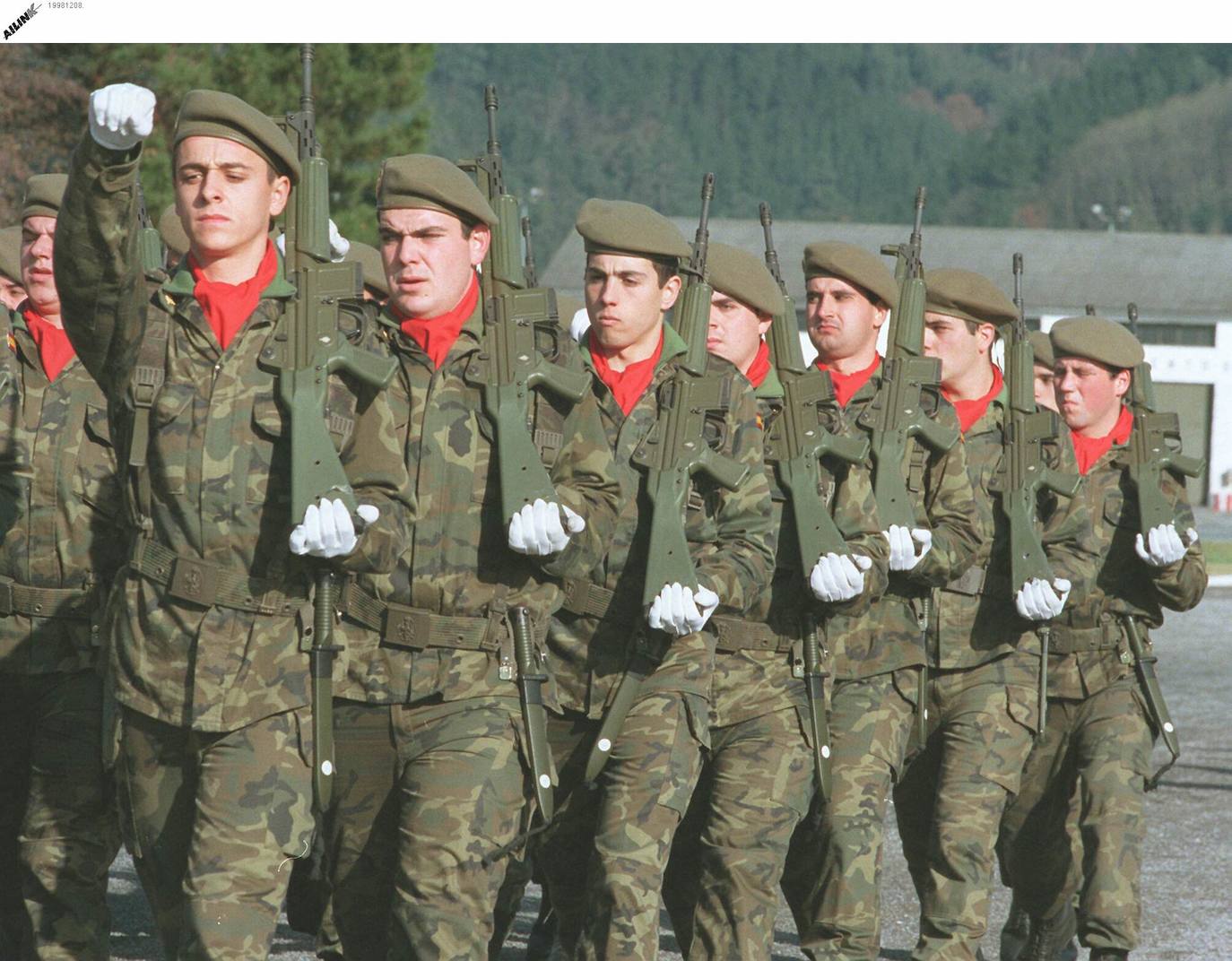 Imagen secundaria 1 - Arriba, un legionario español con el HK de fabricación alemana. Abajo, el antiguo 'Cetme' en sendos desfiles.