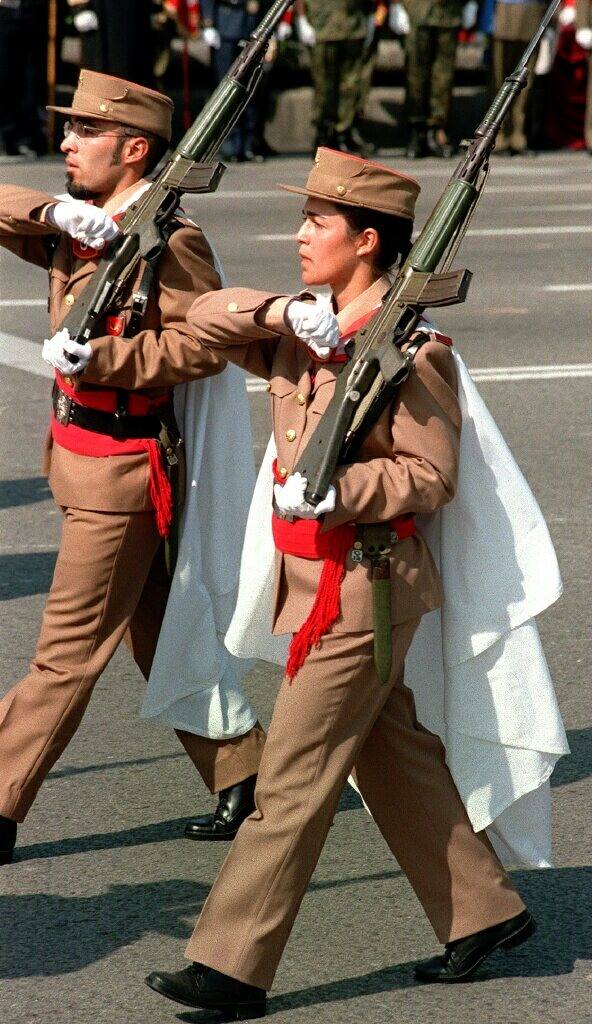 Imagen secundaria 2 - Arriba, un legionario español con el HK de fabricación alemana. Abajo, el antiguo 'Cetme' en sendos desfiles.