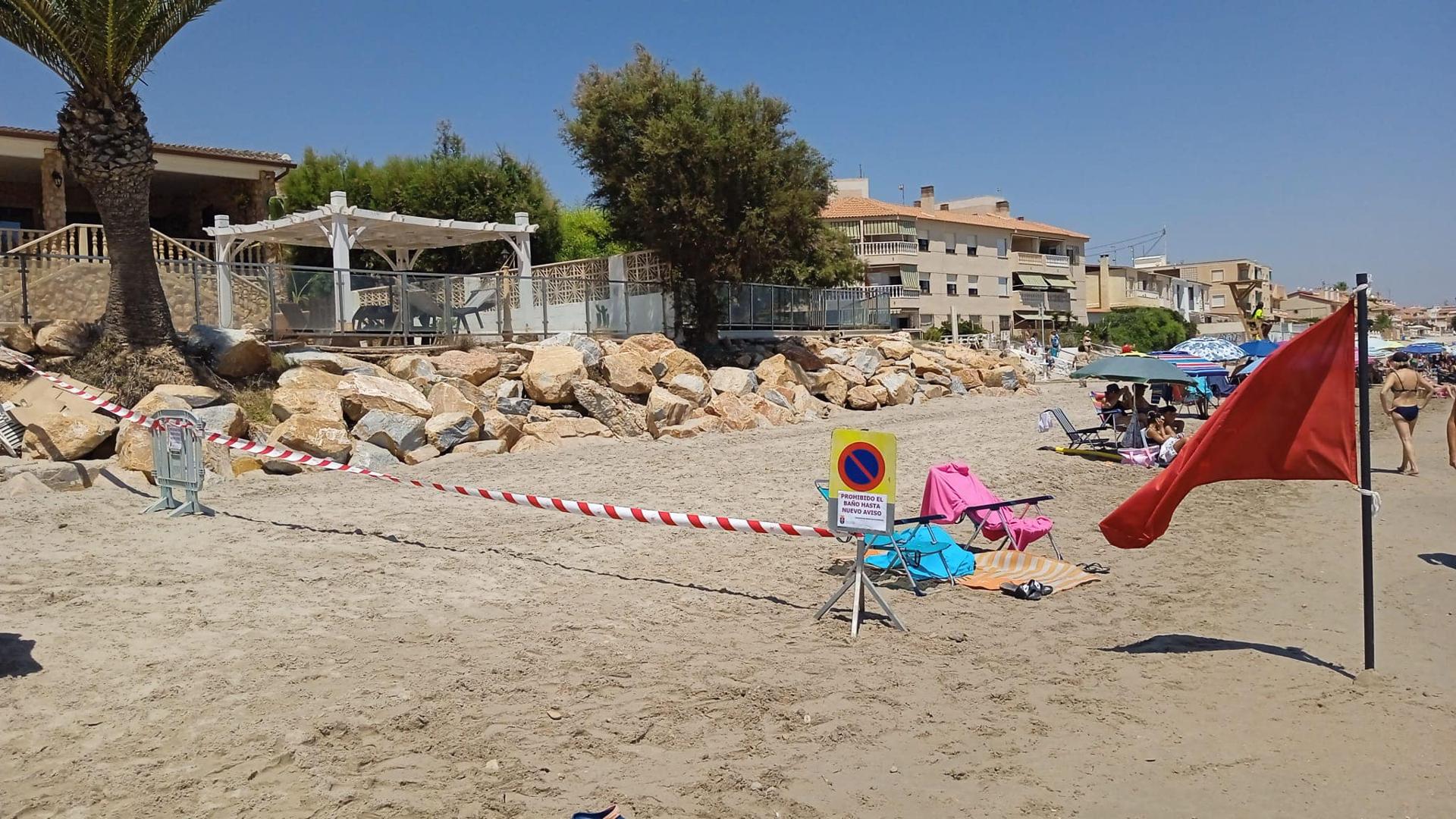 Cierran al baño una playa de Pilar de la Horadada por la presencia de residuos fecales en el agua