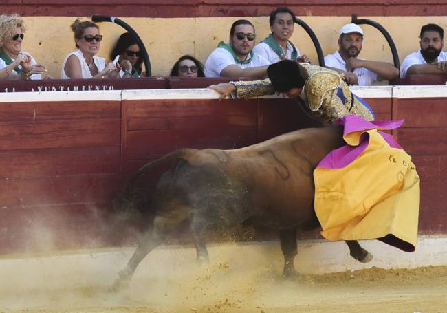 El Cordobés, herido grave en la plaza de Huesca tras ser corneado