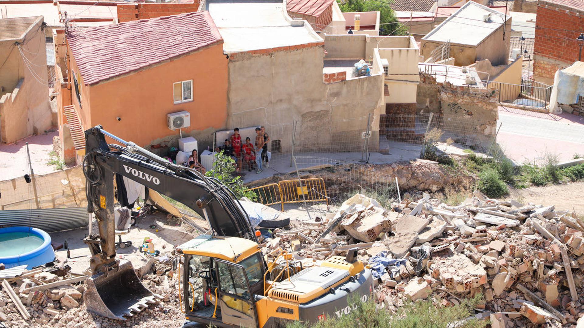 Derriban la casa ocupada que impedía el avance de las obras del vial de los barrios altos de Lorca