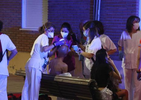 Imagen secundaria 1 - Varios imágenes de la atención a los heridos y el desalojo de los vecinos del inmueble siniestrado este martes en Valladolid.