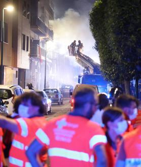 Imagen secundaria 2 - Varios imágenes de la atención a los heridos y el desalojo de los vecinos del inmueble siniestrado este martes en Valladolid.