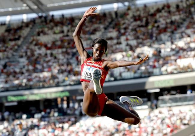 Fatima Diame ejecuta un salto durante la final de longitud.