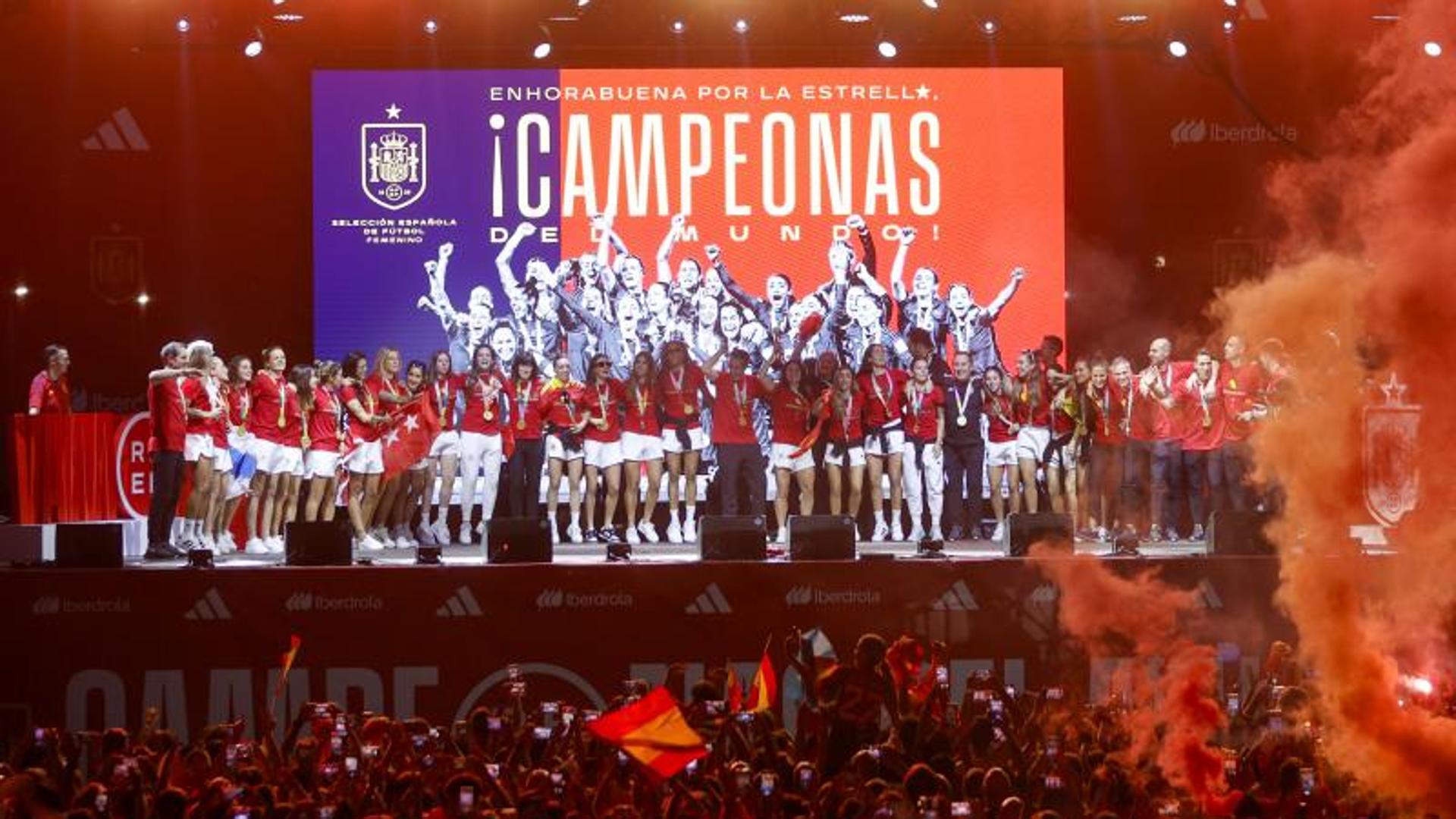 Madrid agasaja a las campeonas del mundo