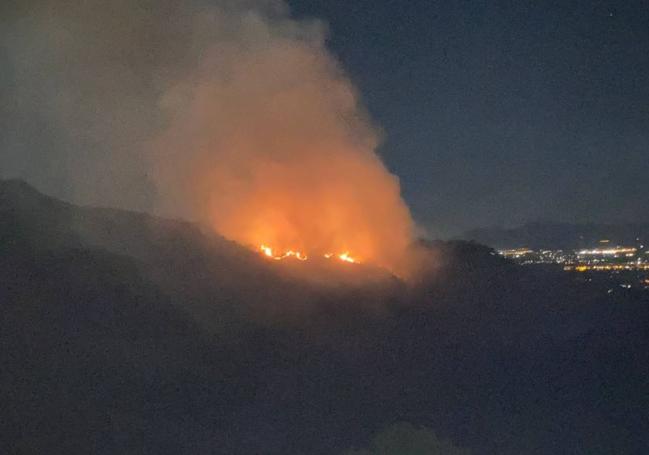 Un centenar de efectivos trabaja para sofocar un incendio forestal en el Valle Perdido de Murcia