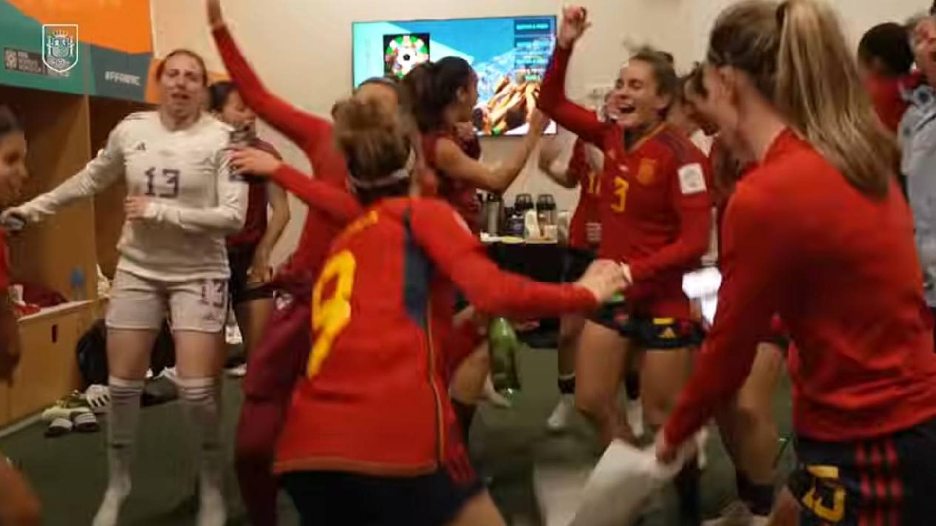 La eufórica celebración de la selección femenina de fútbol tras su pase a la final del Mundial