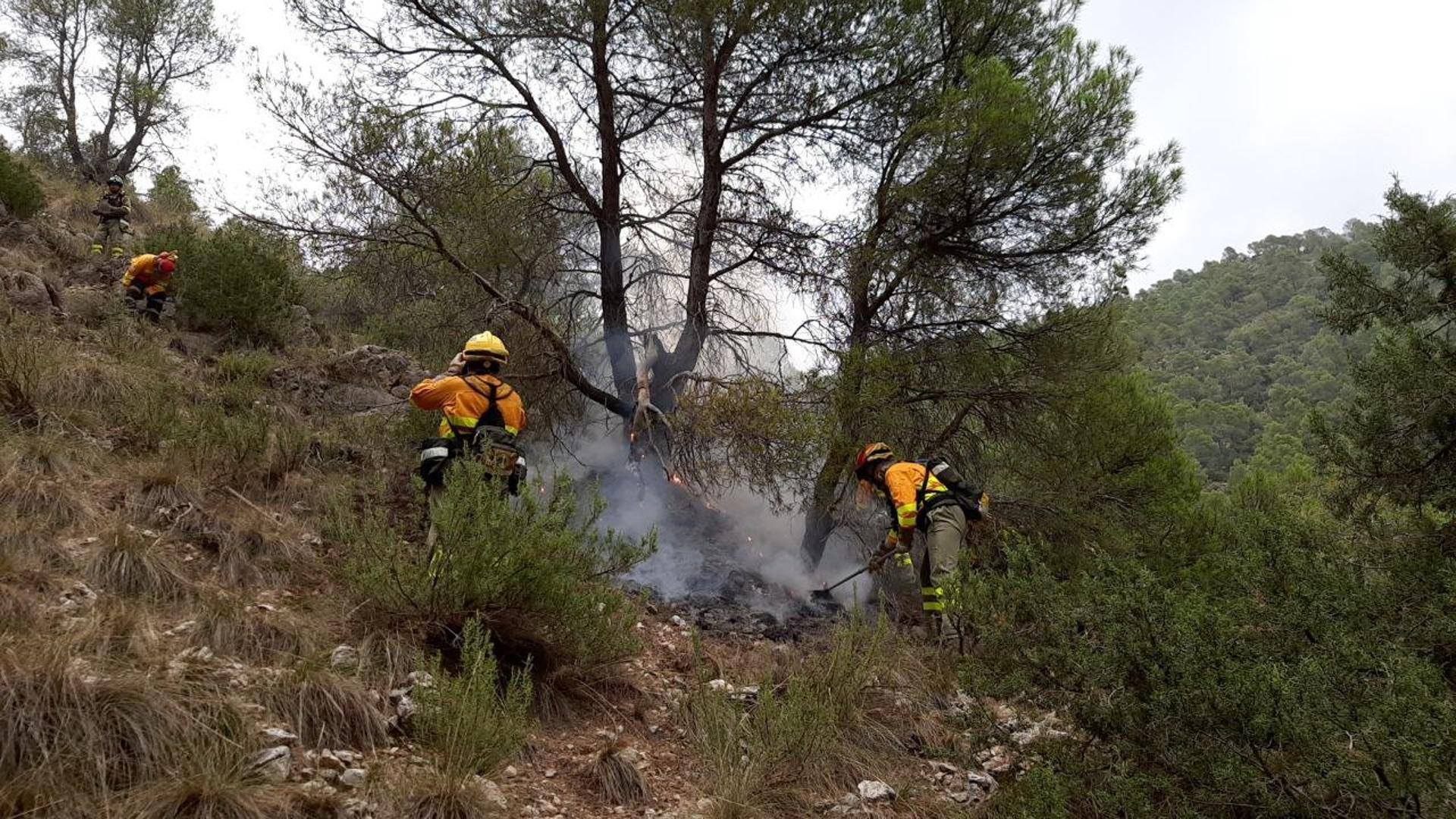 Medios terrestres y aéreos tratan de apagar un incendio en la Sierra de Gavilán en Caravaca