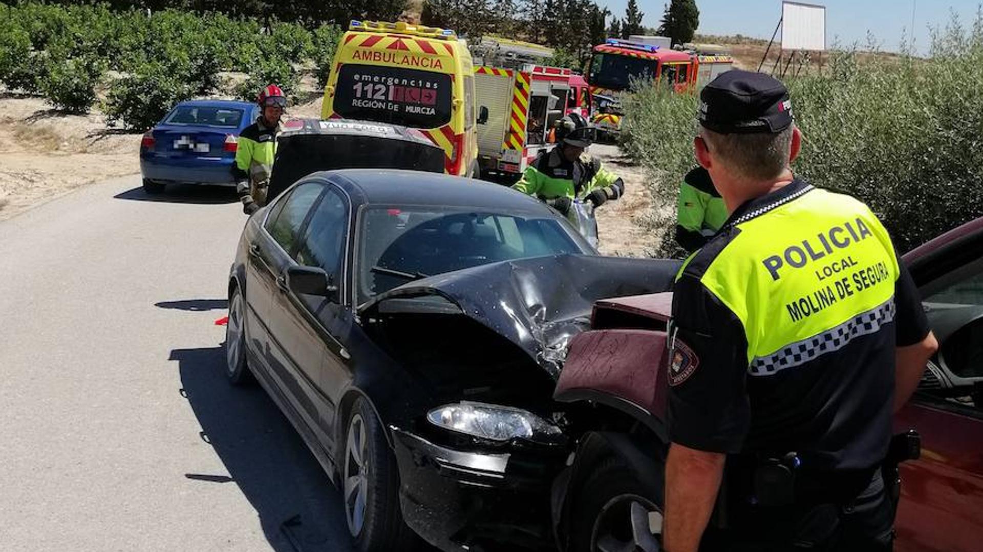 Tres heridos al chocar un todoterreno y otro coche en Molina de Segura