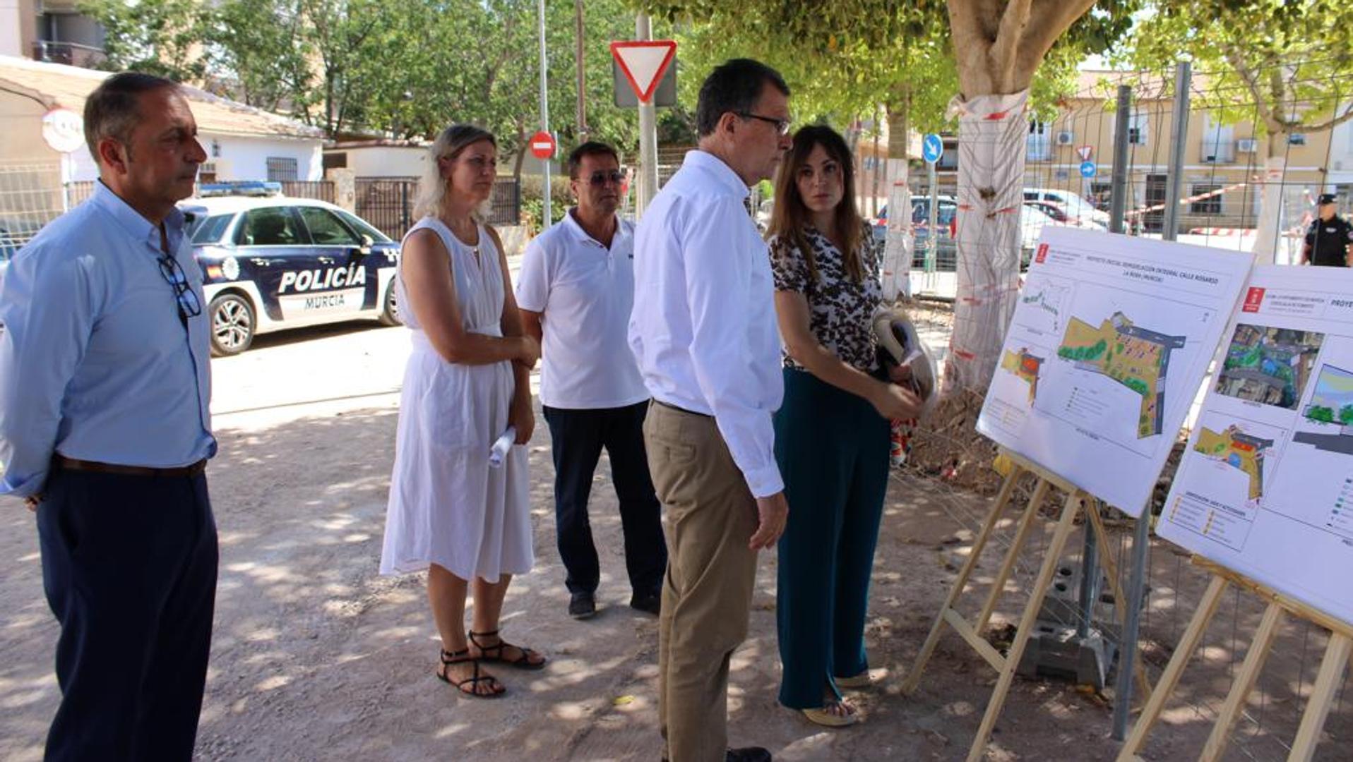 La calle Rosario de La Ñora mejora sus zonas verdes y tendrá más columpios