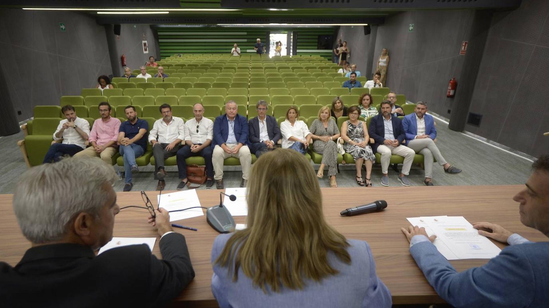 Los números 1 al Congreso de PP y PSOE renunciarán el lunes a su escaño en la Asamblea Regional