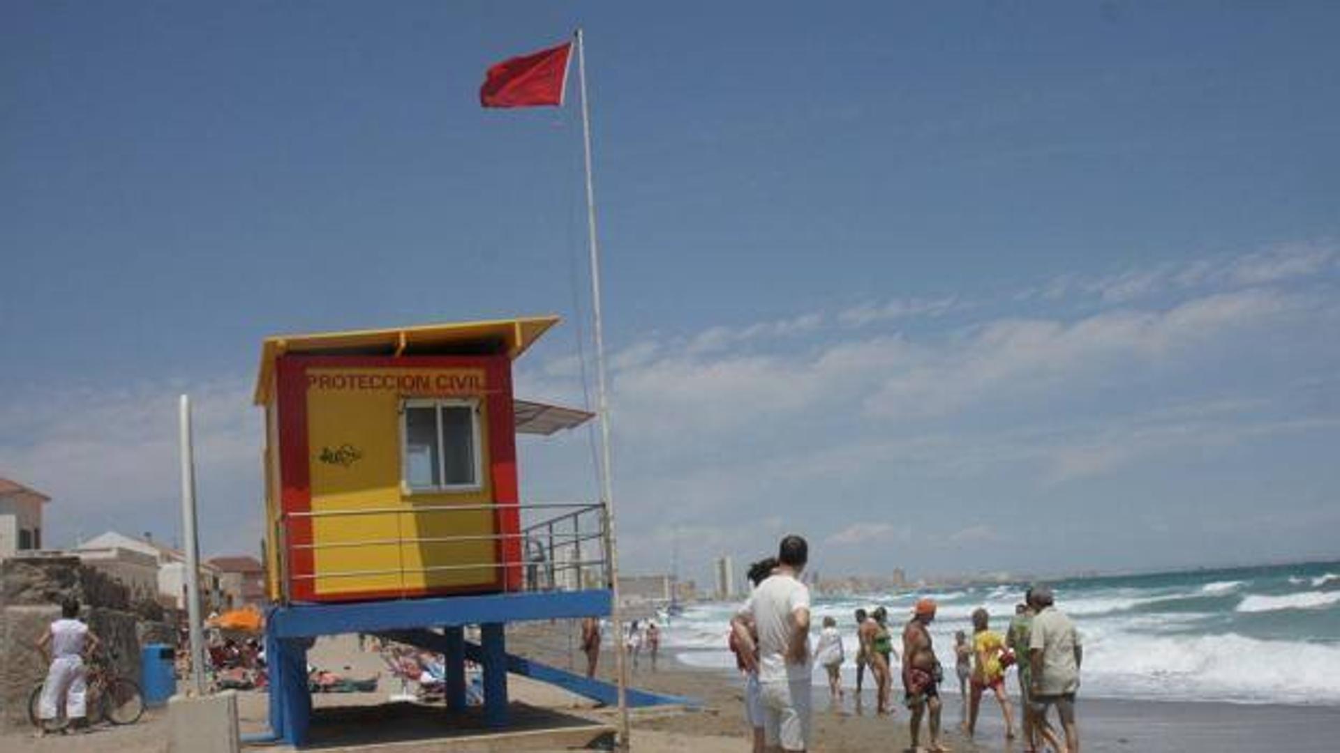 Tres banderas rojas y 13 amarillas en las playas de la Región este viernes