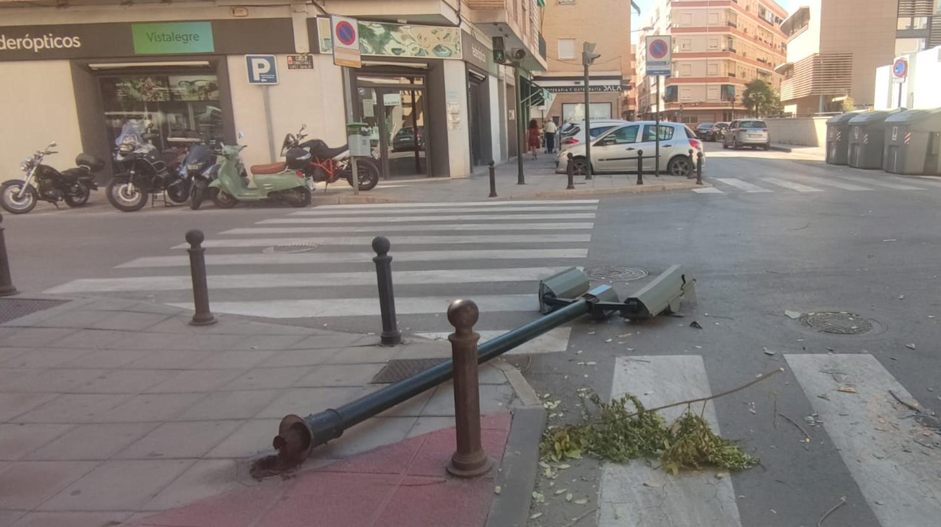 Un semáforo se desploma en la calle Condestable López Dávalos de Murcia