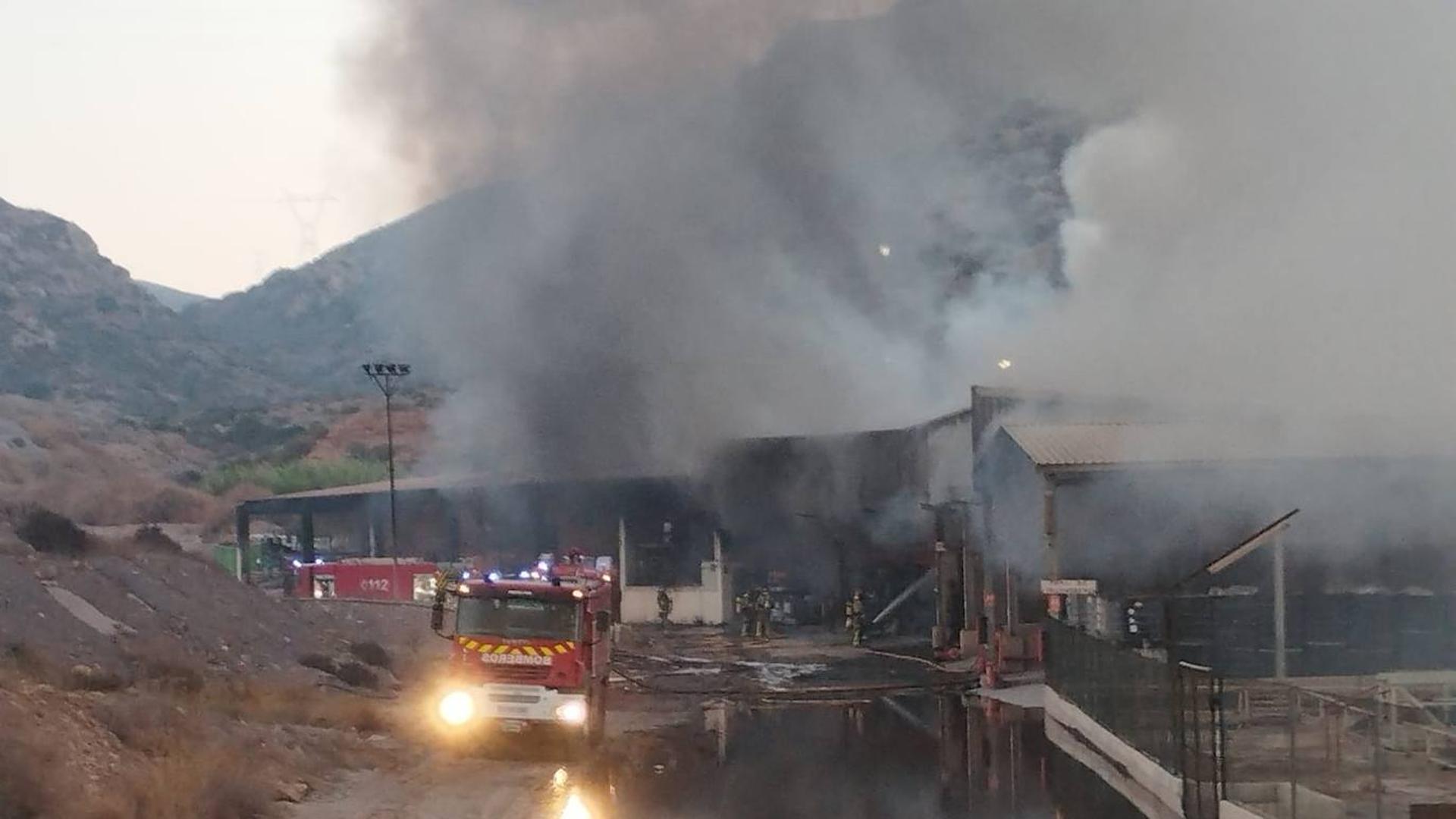 Activan el plan de emergencia municipal en Cartagena al arder una nave en el Valle de Escombreras