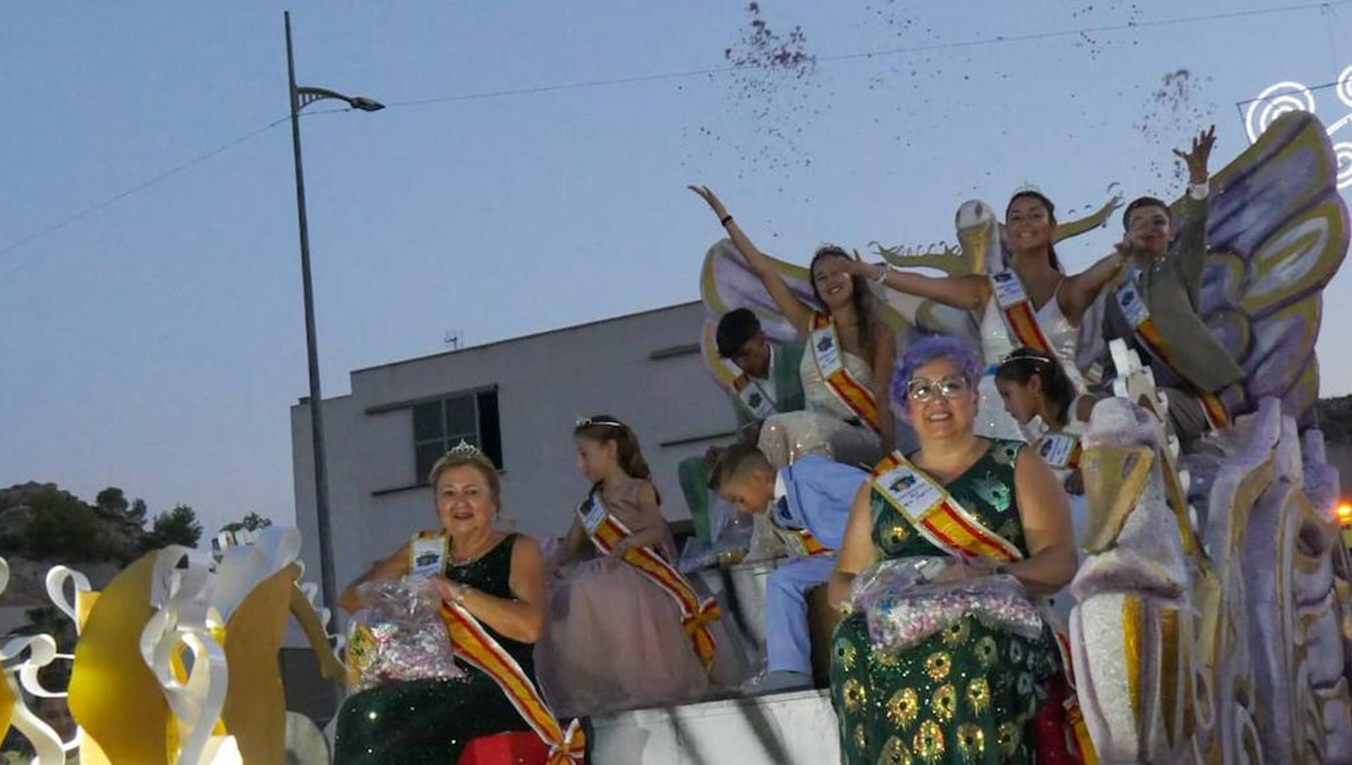 El desfile de carrozas y la fiesta de la espuma ponen el broche a las fiestas de Villanueva